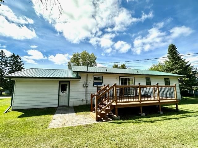805 2nd St NE, Roseau, MN 56751