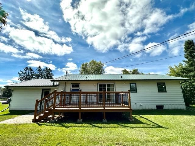 805 2nd St NE, Roseau, MN 56751