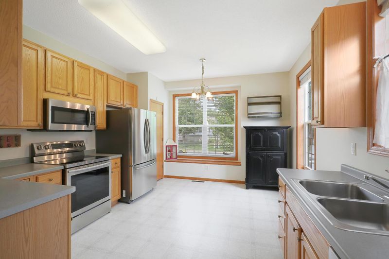 453 Meadowood Ln, Burnsville, MN 55337