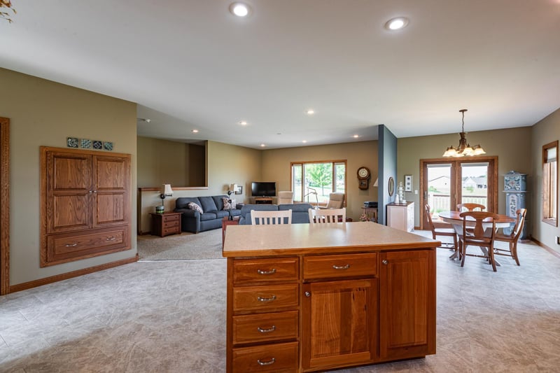 99 Sunset Dr, Caledonia, MN 55921