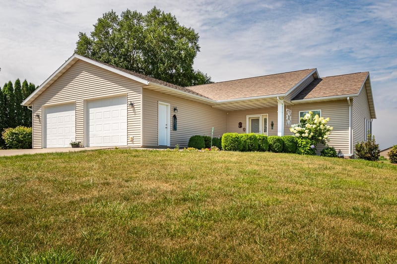 99 Sunset Dr, Caledonia, MN 55921