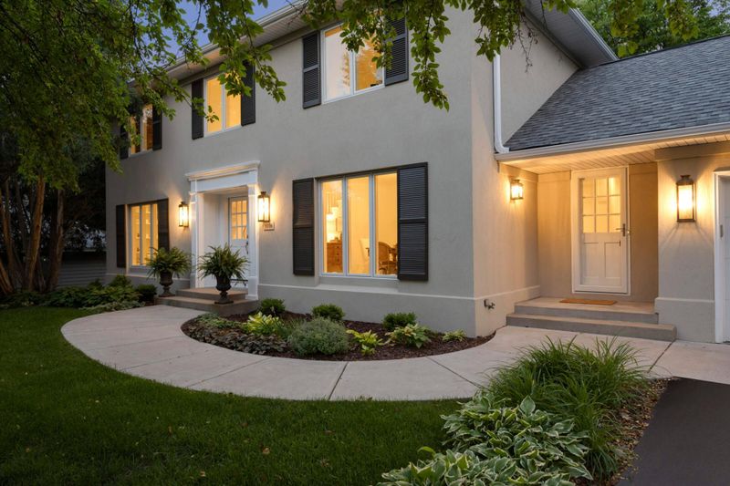 9006 Preserve Blvd, Eden Prairie, MN 55347