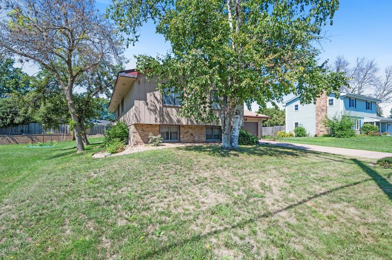 2779 Western Ave N, Roseville, MN 55113