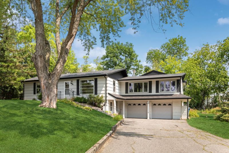 10801 Oak Knoll Ter S, Minnetonka, MN 55305