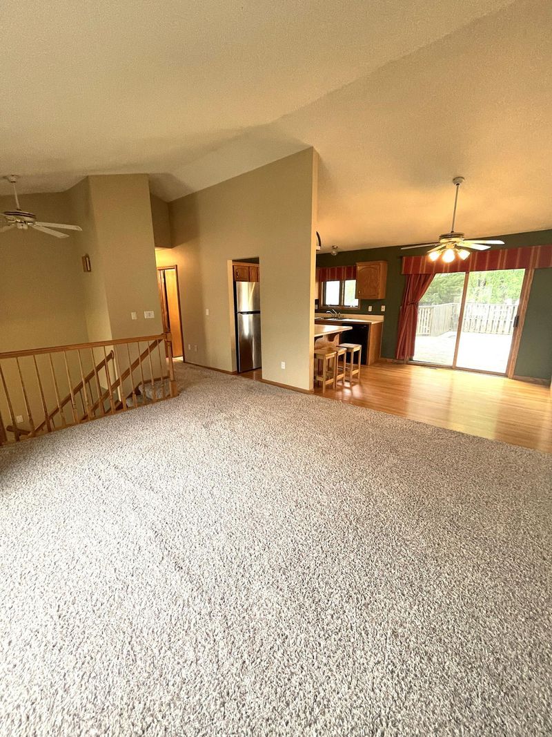 556 Kassel Dr, Chaska, MN 55318