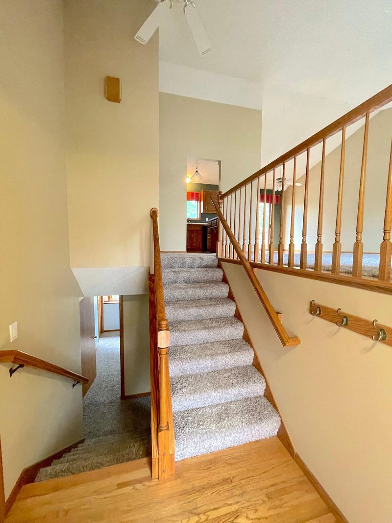 556 Kassel Dr, Chaska, MN 55318