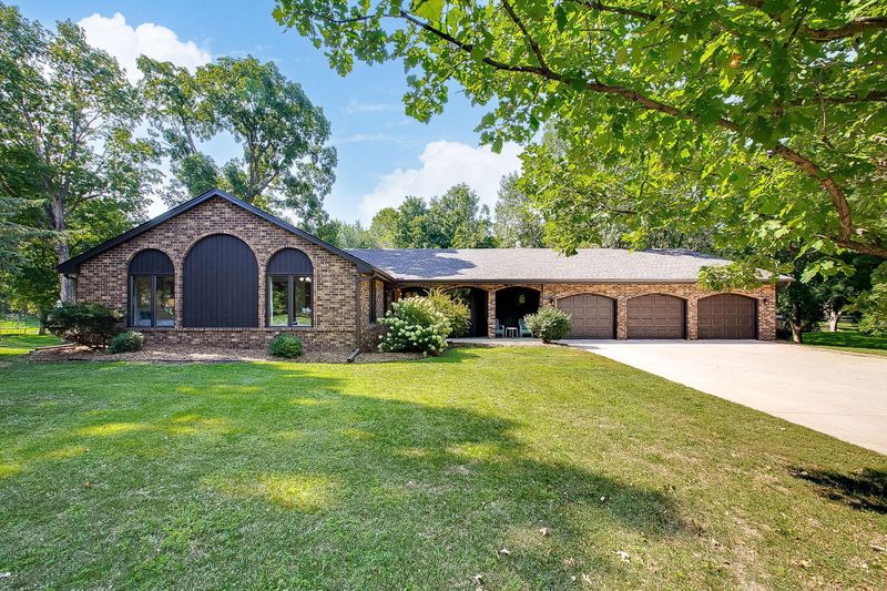 151 S Shannon Dr, Shakopee, MN 55379
