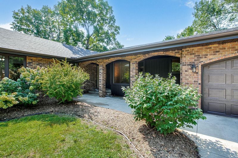 151 S Shannon Dr, Shakopee, MN 55379