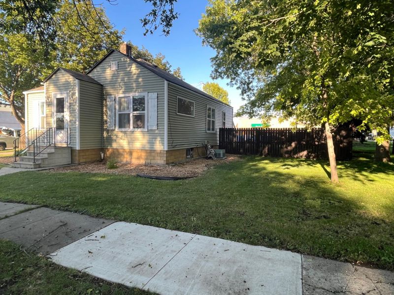 323 2nd St NW, Renville, MN 56284