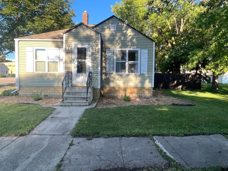 323 2nd St NW, Renville, MN 56284