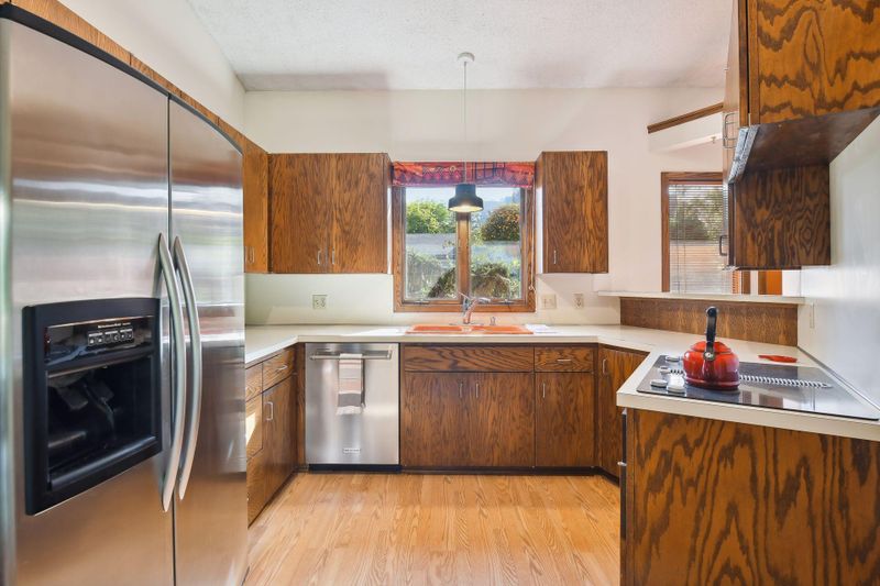 8772 Walton Oaks Dr, Bloomington, MN 55438