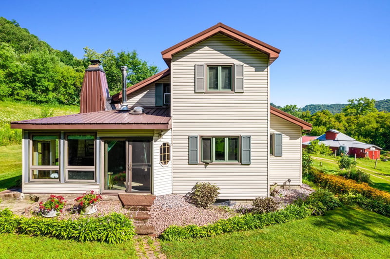 33189 Lanes Valley Rd, La Crescent, MN 55947
