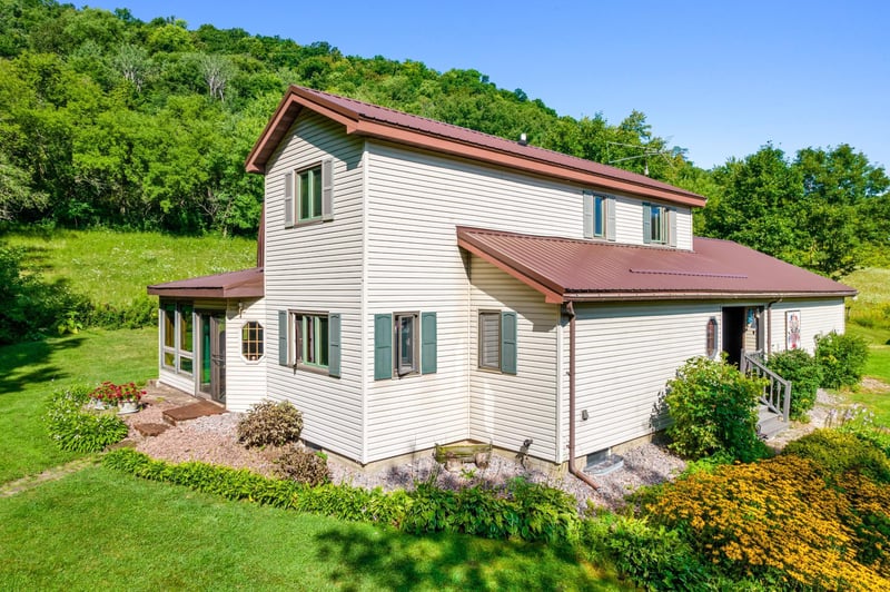 33189 Lanes Valley Rd, La Crescent, MN 55947