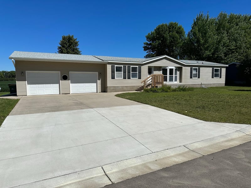 91 Blashack St, Waldorf, MN 56091
