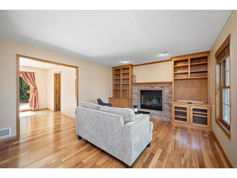 8401 Vagabond Ct N, Maple Grove, MN 55311
