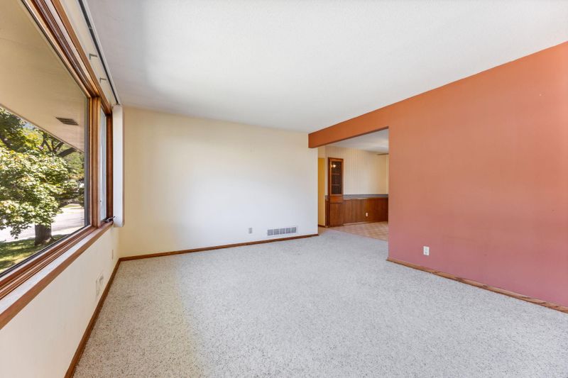1486 Old Hudson Rd, Saint Paul, MN 55106