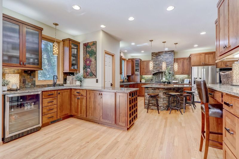 10433 Waterfront Dr, Woodbury, MN 55129