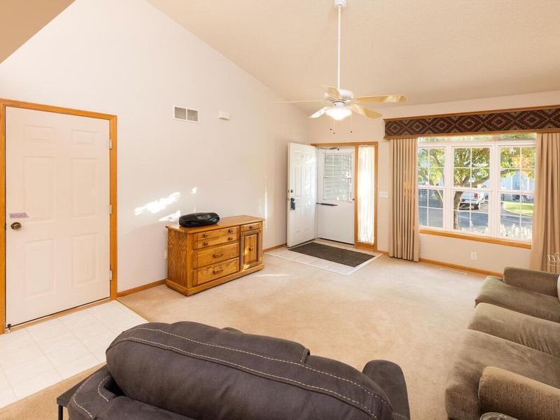 323 Creekside Dr, Buffalo, MN 55313
