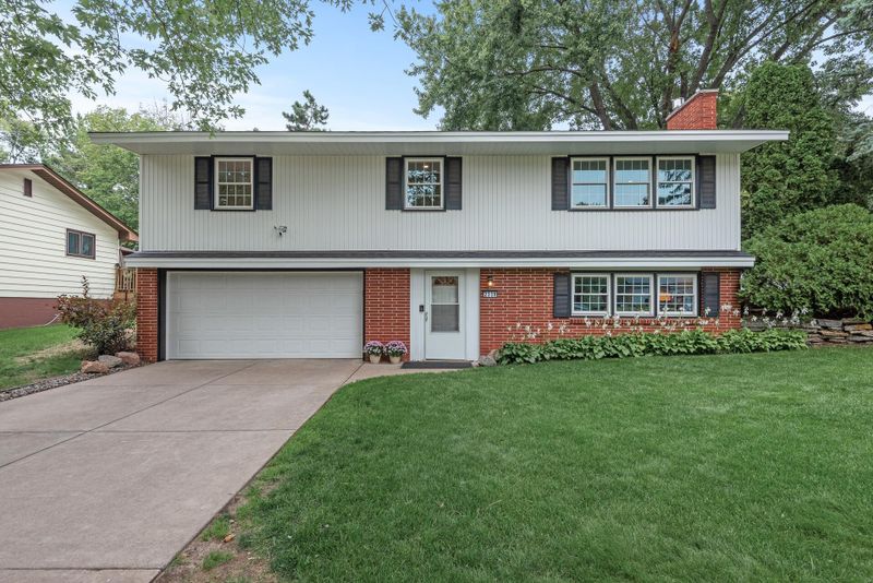 2339 Auerbach Ave, Roseville, MN 55113