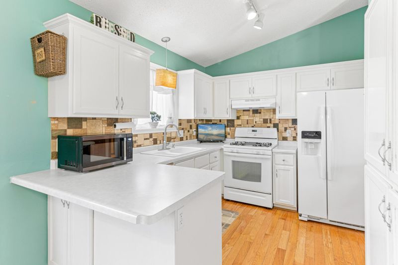423 Lake Dr, Winsted, MN 55395