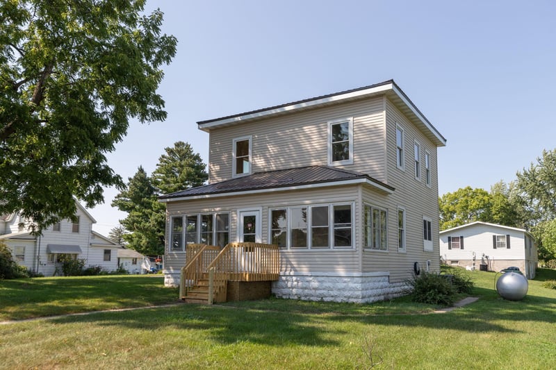120 W Winona Ave, Kellogg, MN 55945