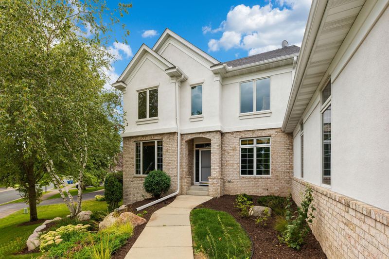 9332 Shetland Rd, Eden Prairie, MN 55347
