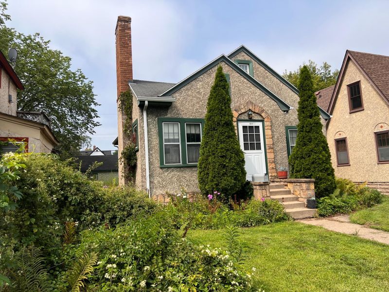 1011 25th Ave SE, Minneapolis, MN 55414