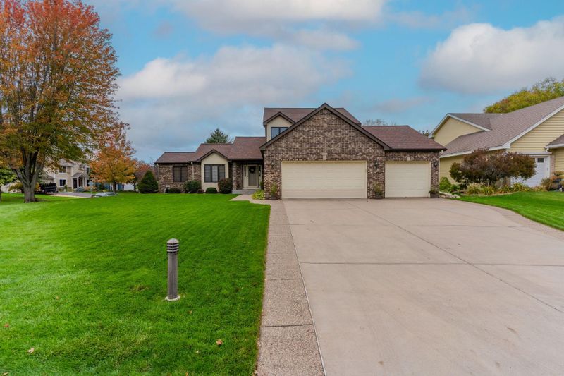 1112 Emerson Ct, Burnsville, MN 55337