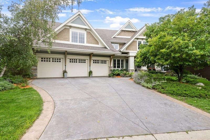 570 Lake Ridge Dr, Roseville, MN 55126