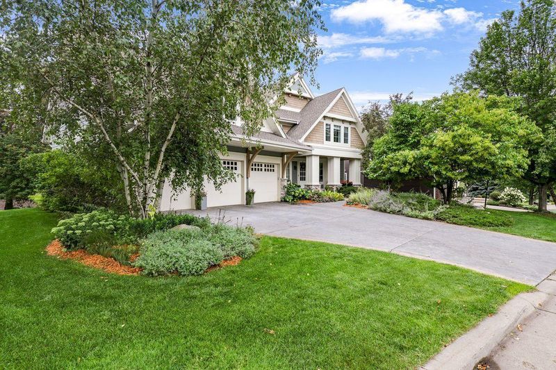 570 Lake Ridge Dr, Roseville, MN 55126