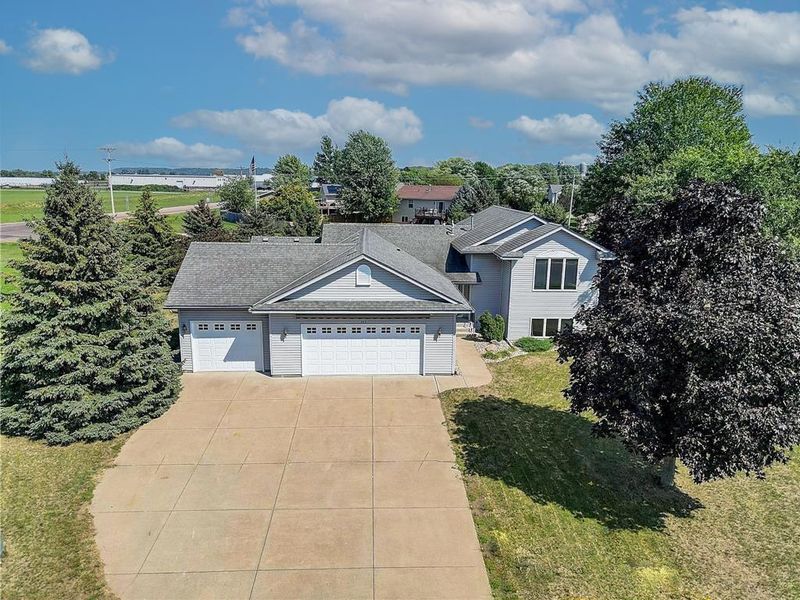 745 Shannon Ln, Belle Plaine, MN 56011