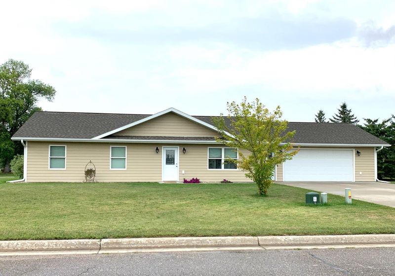 900 Main Ave S, Roseau, MN 56751