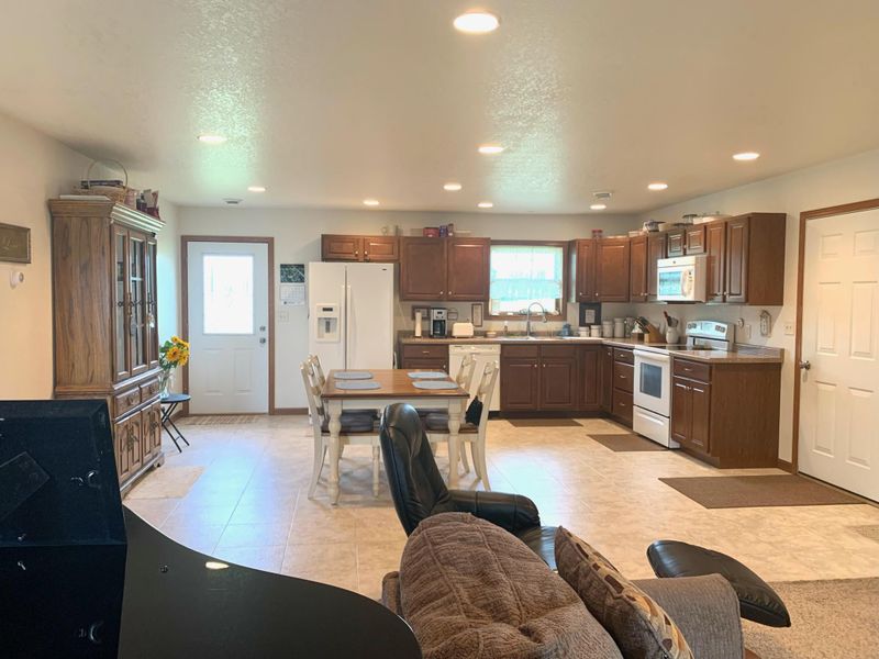 900 Main Ave S, Roseau, MN 56751