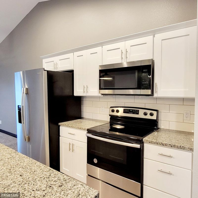 380 Horizon Dr, Le Center, MN 56057