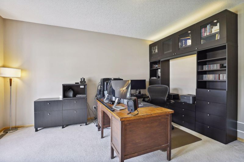 9615 Laforet Dr, Eden Prairie, MN 55347