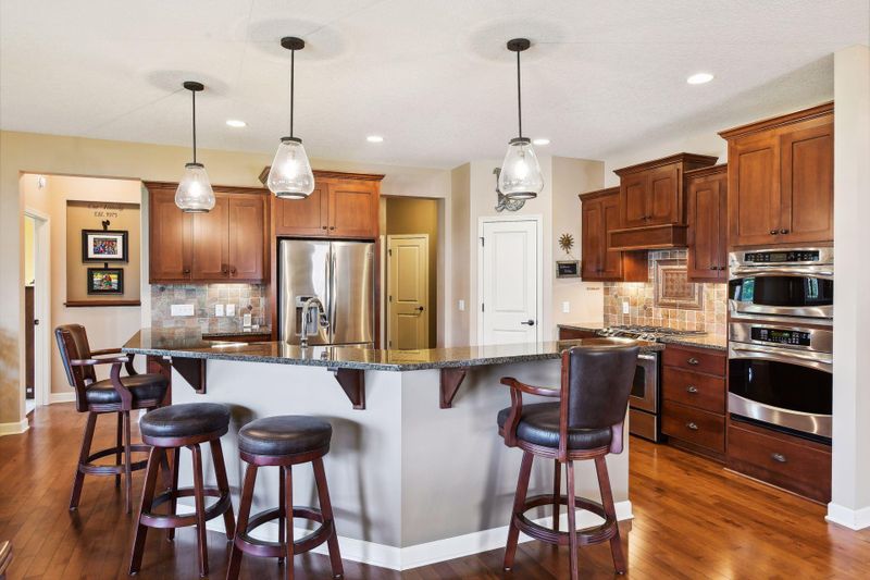 959 Monarch Trl, Eagan, MN 55123