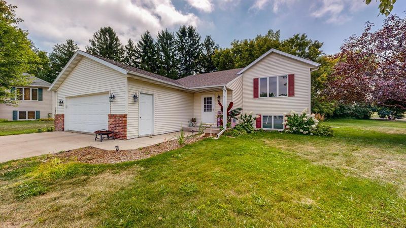 725 7th St NW, Plainview, MN 55964