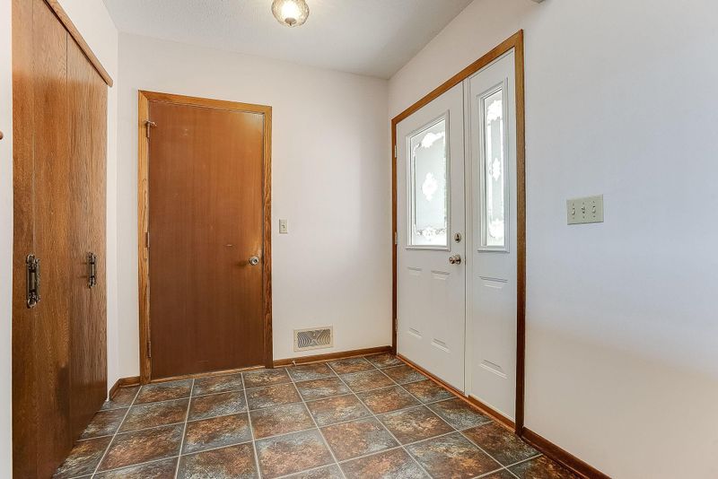 2758 Hilltop Ct, North Saint Paul, MN 55109