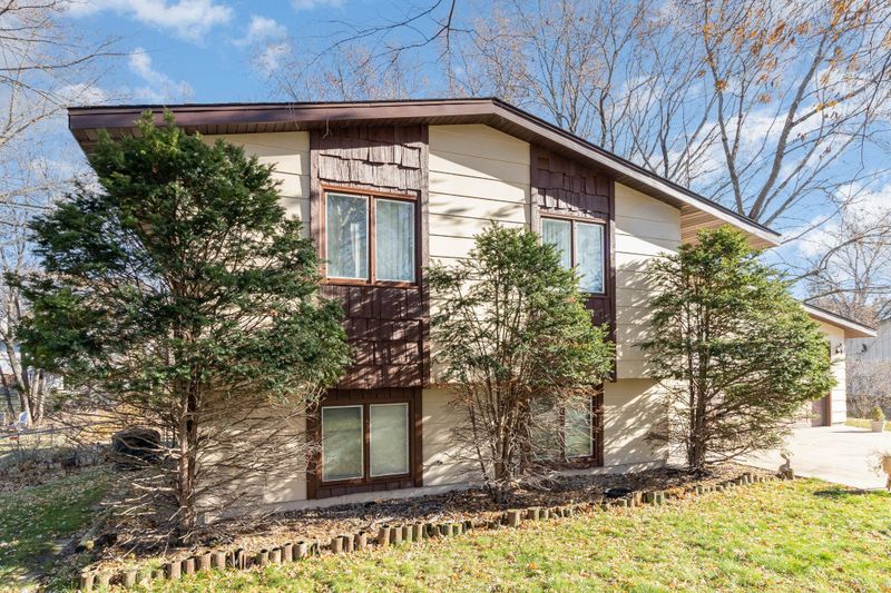 5272 Red Oak Dr, Mounds View, MN 55112