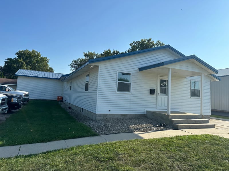 671 W 1st St, Zumbrota, MN 55992