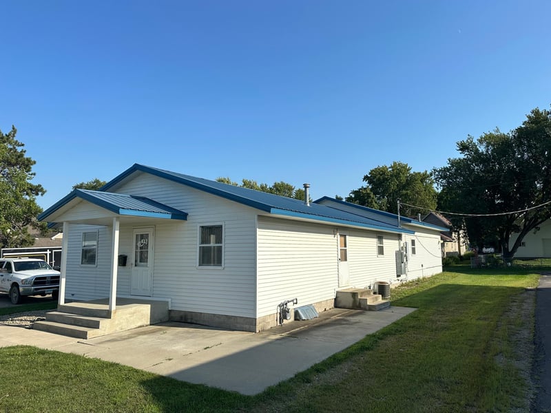 671 W 1st St, Zumbrota, MN 55992