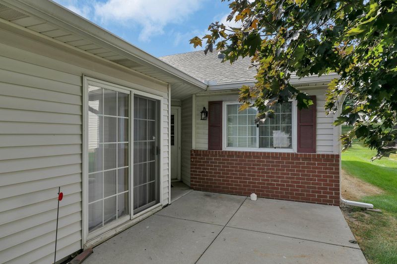 7664 Newbury Rd, Woodbury, MN 55125