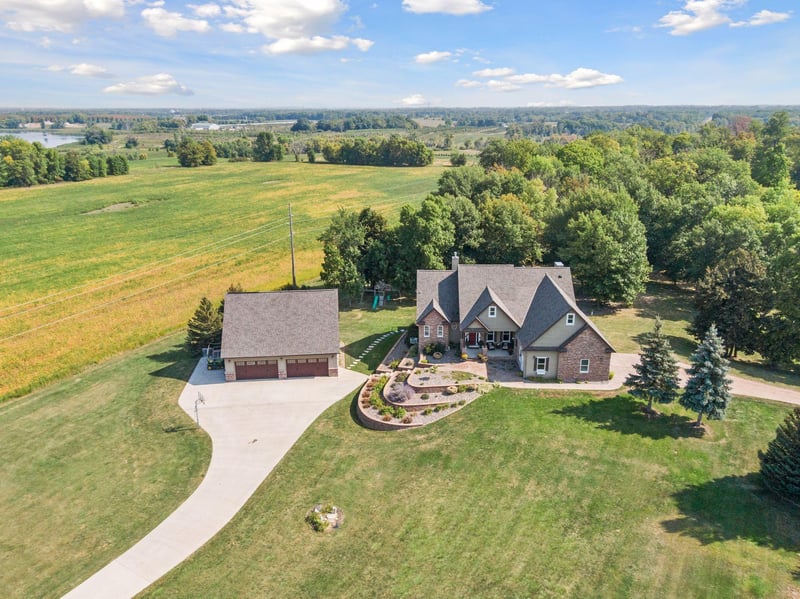 8370 Davis St, Loretto, MN 55357