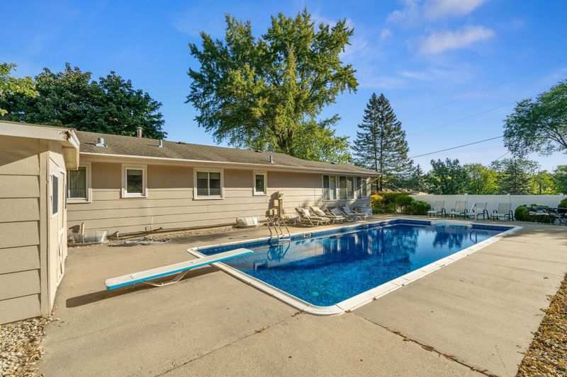 1609 W 131 1/2 St, Burnsville, MN 55337