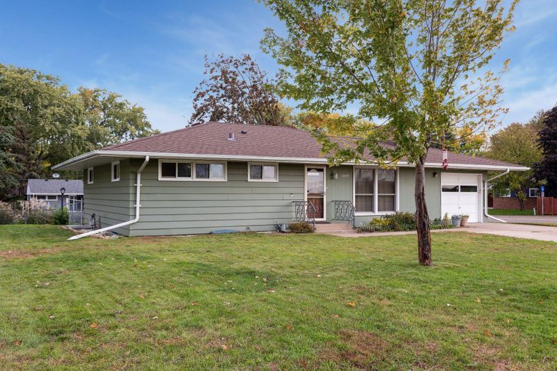 1829 Roselawn Ave W, Roseville, MN 55113