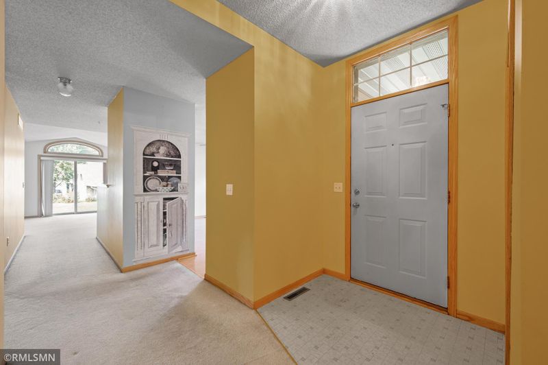 2123 Southwind Rd, Maplewood, MN 55109