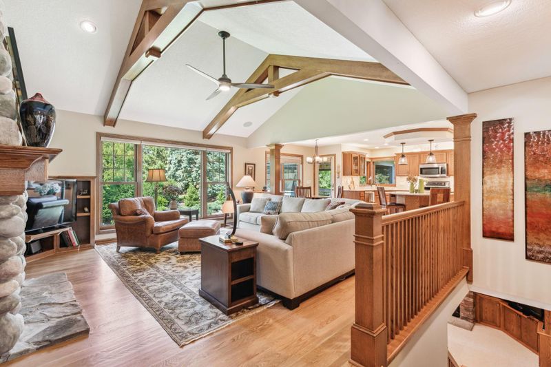 461 Vadnais Lake Dr, Vadnais Heights, MN 55127
