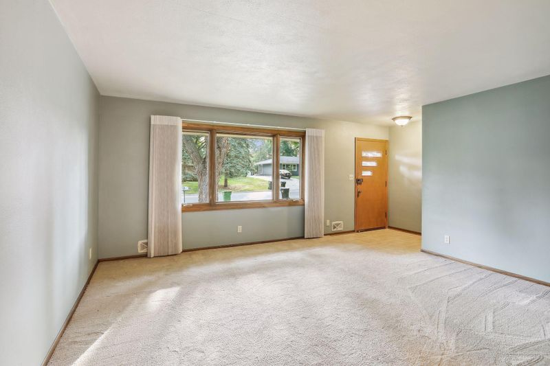 2663 Virginia Ave, Roseville, MN 55113