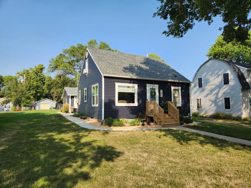 706 S 10th St, Olivia, MN 56277