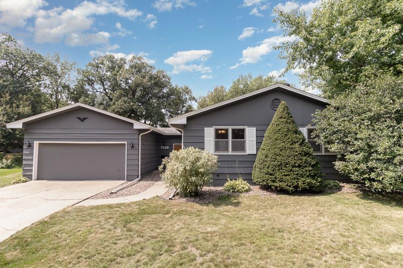 7128 Coachwood Cir, Woodbury, MN 55125